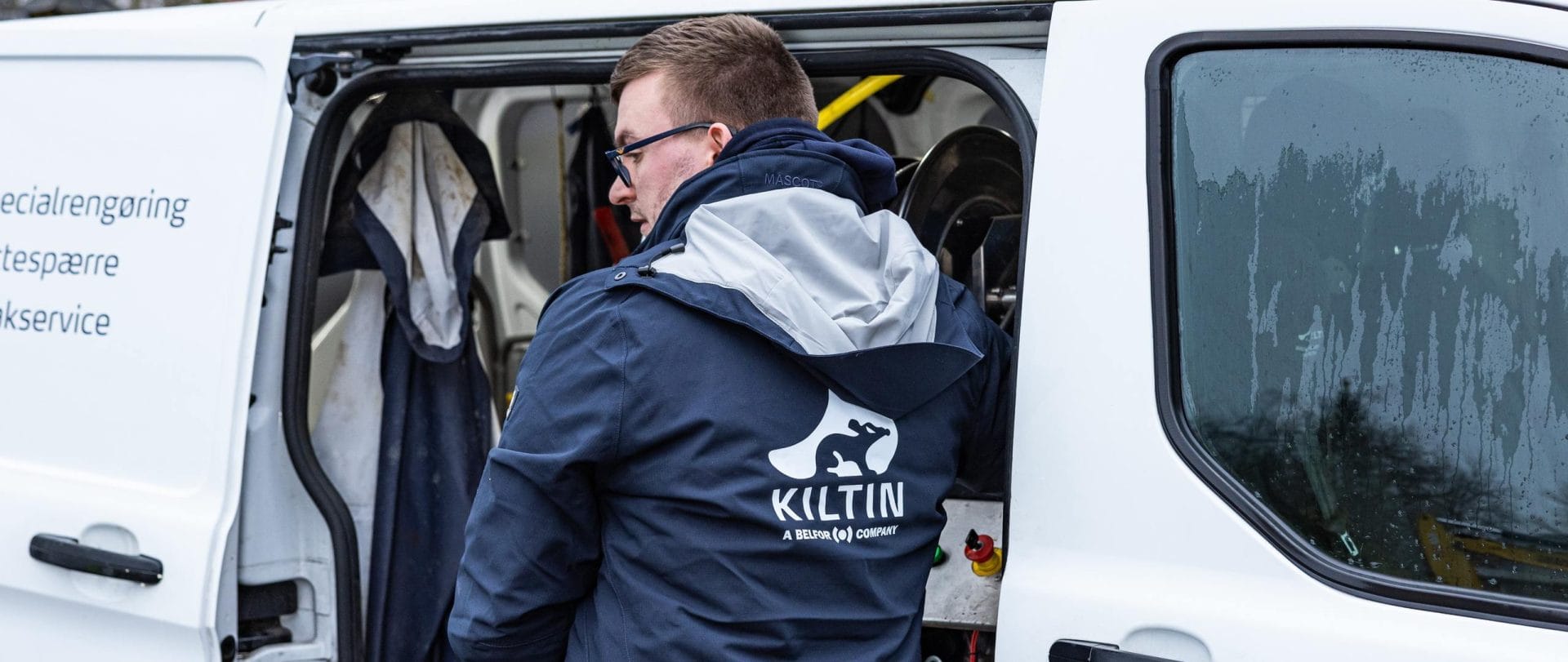 Medarbejder henter genstande fra et køretøj